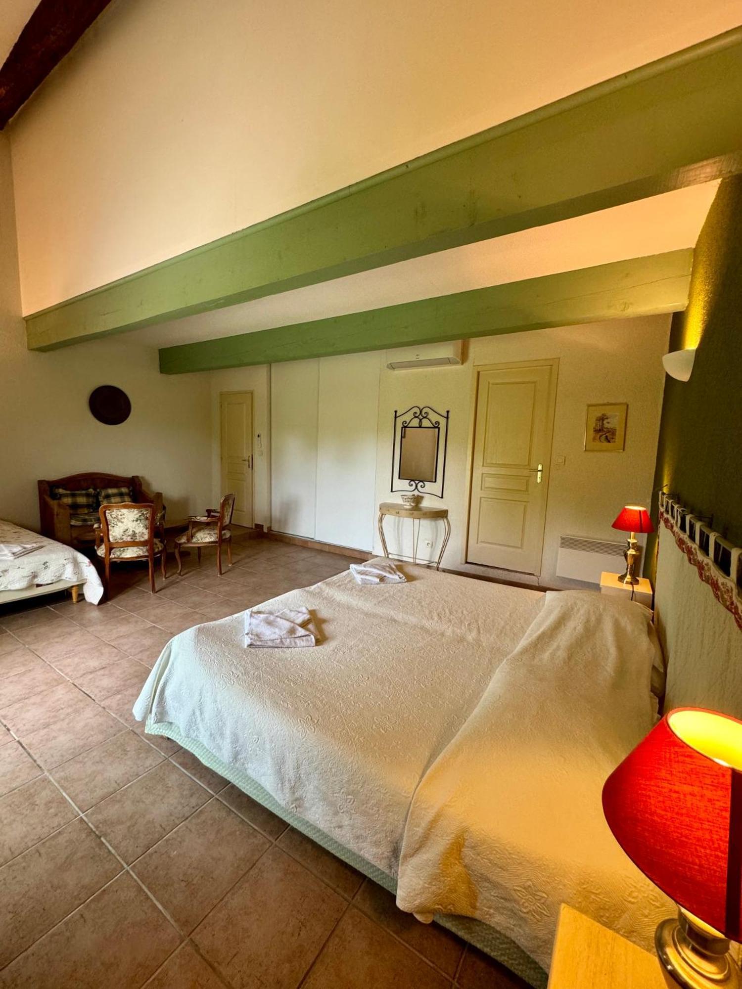 Mas Du Grand Peloux Hotel Port-Saint-Louis-du-Rhone Room photo