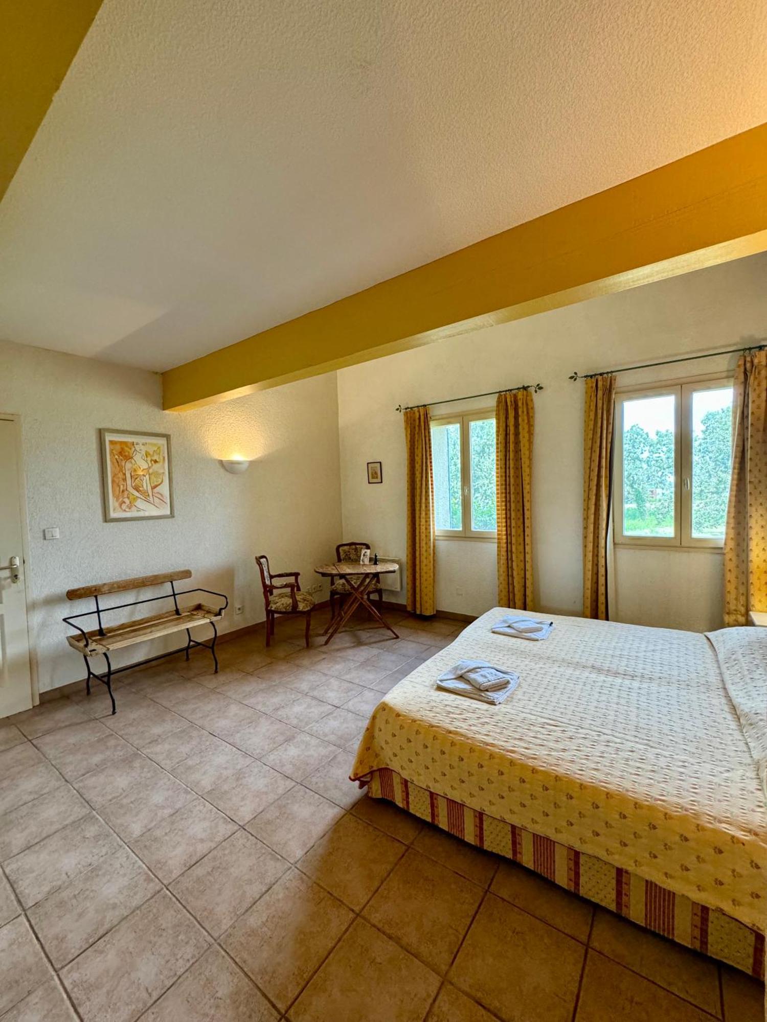 Mas Du Grand Peloux Hotel Port-Saint-Louis-du-Rhone Room photo