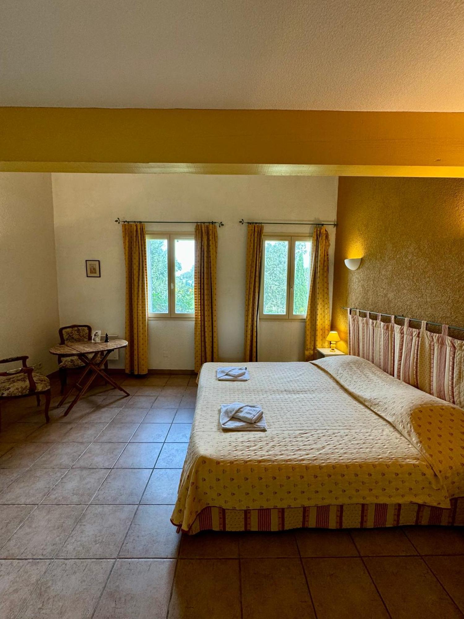 Mas Du Grand Peloux Hotel Port-Saint-Louis-du-Rhone Room photo