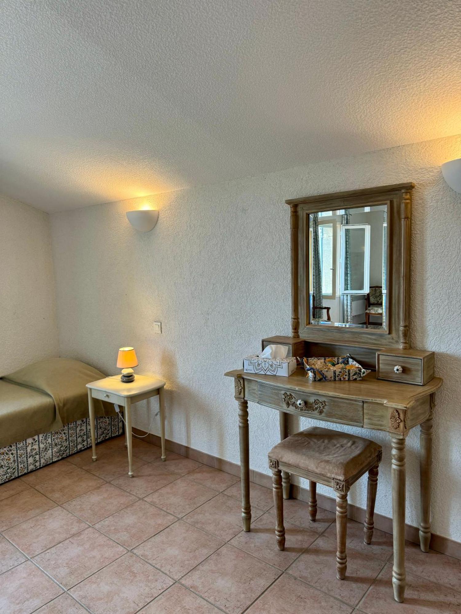 Mas Du Grand Peloux Hotel Port-Saint-Louis-du-Rhone Room photo