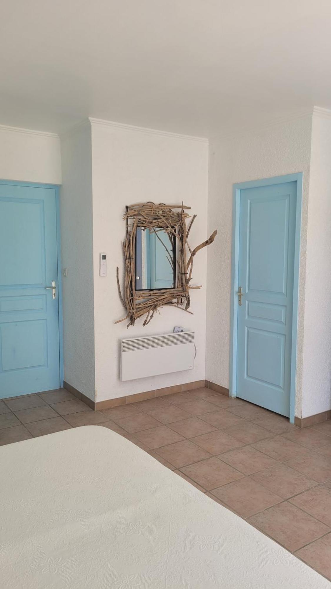 Mas Du Grand Peloux Hotel Port-Saint-Louis-du-Rhone Room photo