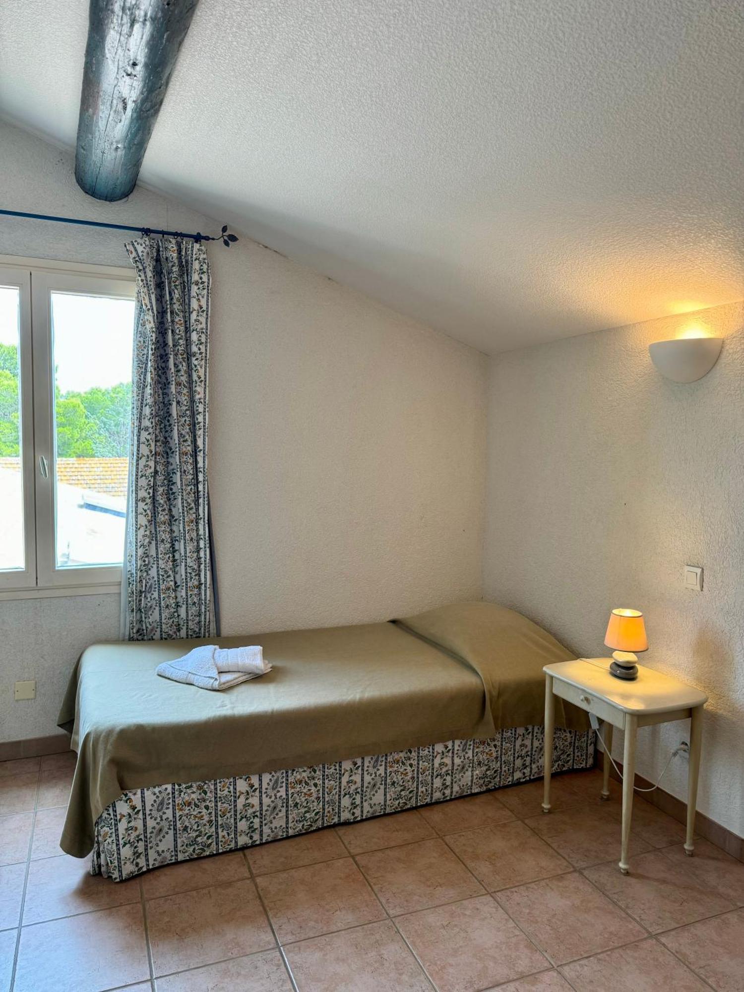 Mas Du Grand Peloux Hotel Port-Saint-Louis-du-Rhone Room photo